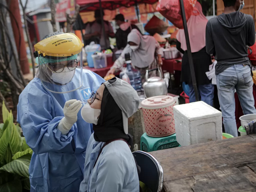 Petugas kesehatan melakukan tes usap cepat antigen di kawasan kuliner Pasar Lama, Tangerang, Banten (ANTARA FOTO/Fauzan)