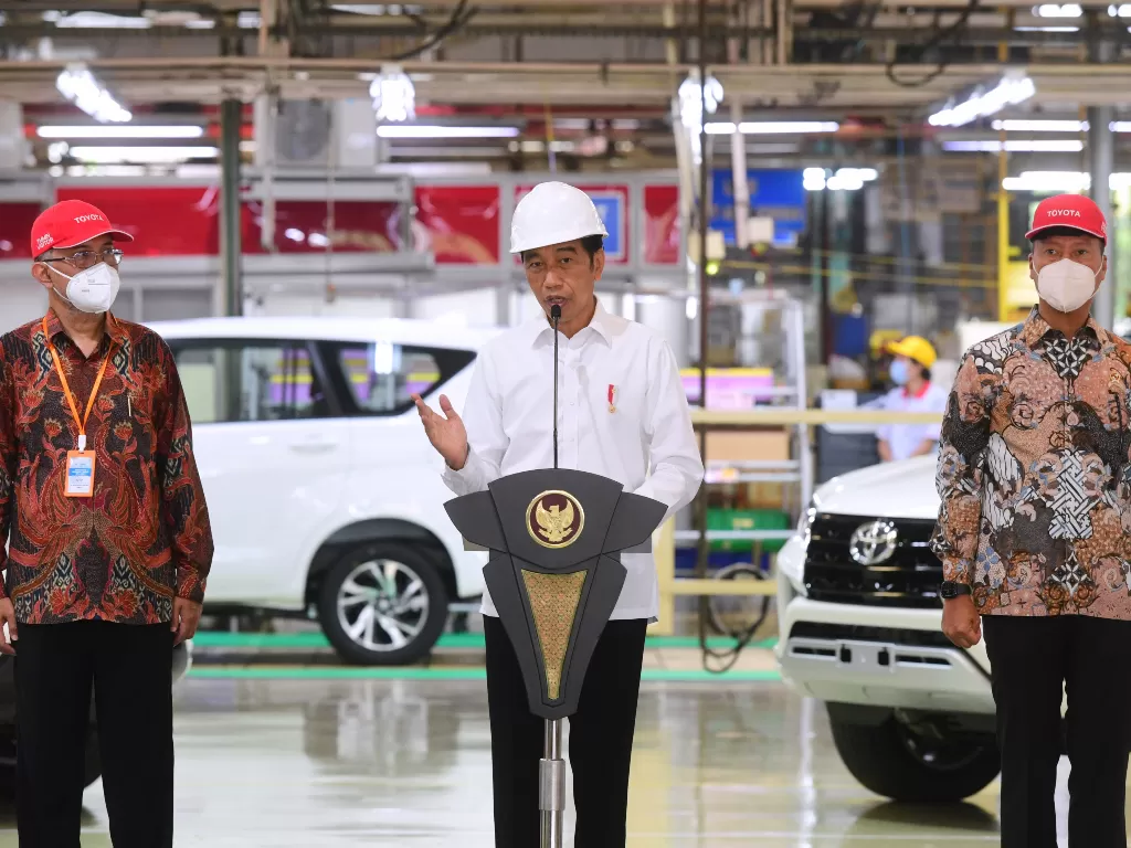 Presiden RI, Joko Widodo memberikan sambutan saat melepas ekspor perdana Toyota Fortuner ke Australia di Pabrik Karawang Plant 1 TMMIN, Karawang Barat, Jawa Barat, Selasa (15/2/2022). (ANTARA FOTO/HO/Setpres-Muchlis Jr)