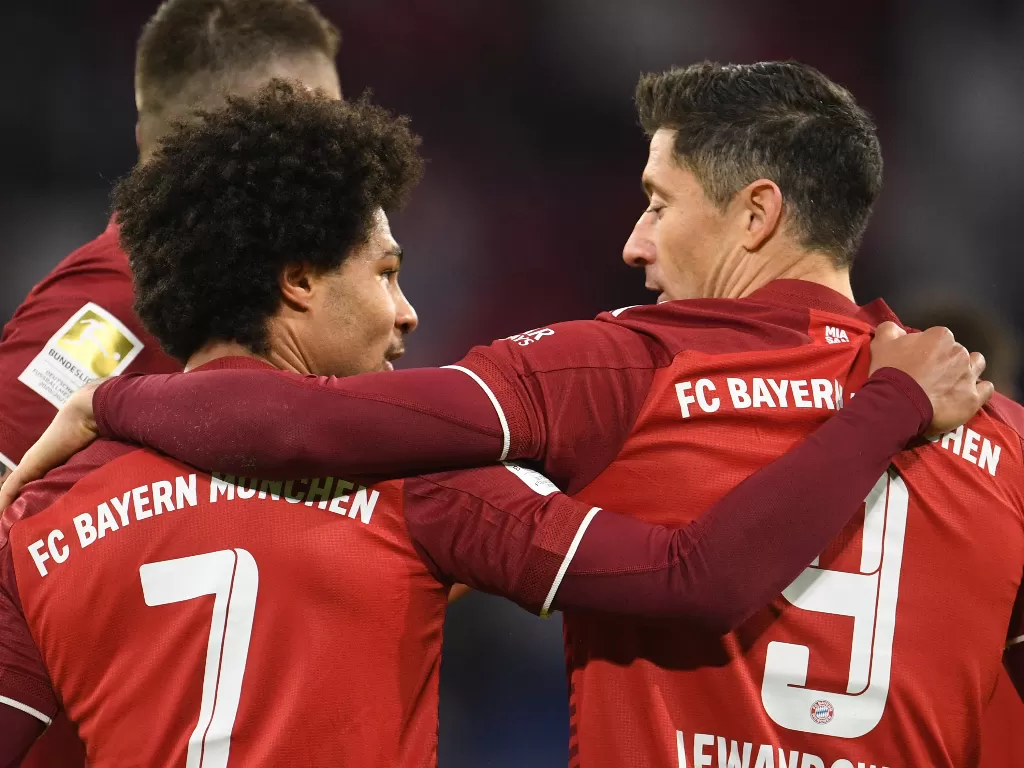 Serge Gnabry dan Robert Lewandowski, 2 dari 3 pemain Bayern Munich yang terima ancaman pembunuhan. (REUTERS/Andreas Gebert)