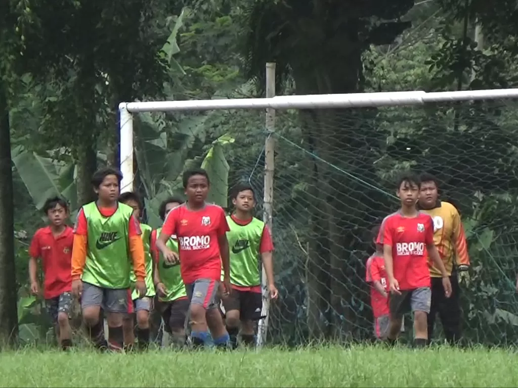 Anak-anak Bromo salurkan hobi sepak bola di sini (Ahmad Sugeng Laksono/IDZ Creators)