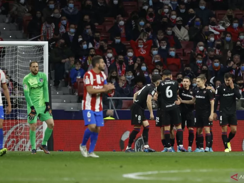 Selebrasi para pemain Levante setelah Gonzalo Melero mencetak gol ke gawang Atletico Madrid dalam pertandingan Liga Spanyol pekan ke-21 pada Rabu (16/2/2022) waktu setempat.(ANTARA/REUTERS/JUAN MEDINA)