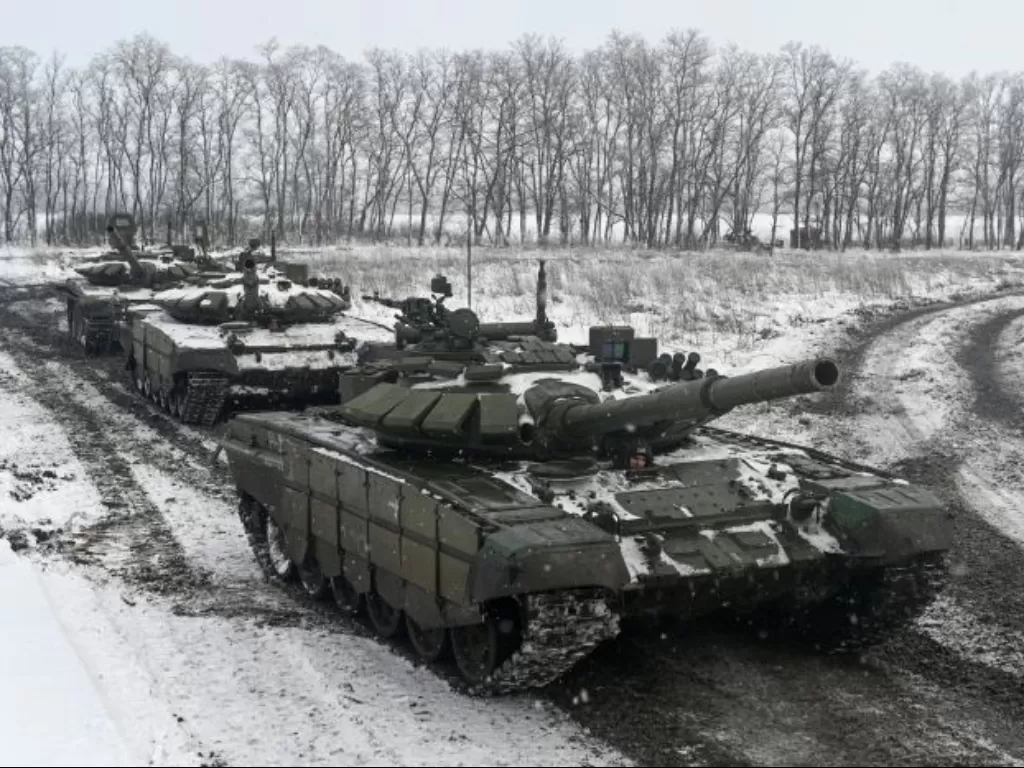 Tank Rusia beroperasi dekat perbatasan Ukraina. (REUTERS/Sergey Pivovarov)