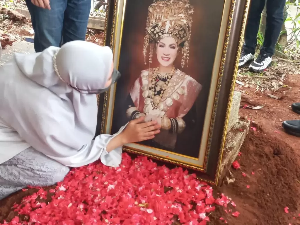 Anak Dorce, Siti Fatimah Tuzzahrah di makam (Instagram/@sitifatimahtuzzahrahh)