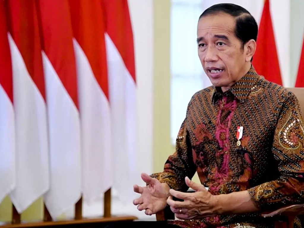 Presiden Joko Widodo memberikan pernyataan tentang perkembangan kasus COVID-19 khususnya varian Omicron di Istana Kepresidenan, Bogor, Jawa Barat. (ANTARA FOTO/Biro Pers dan Media Setpres)