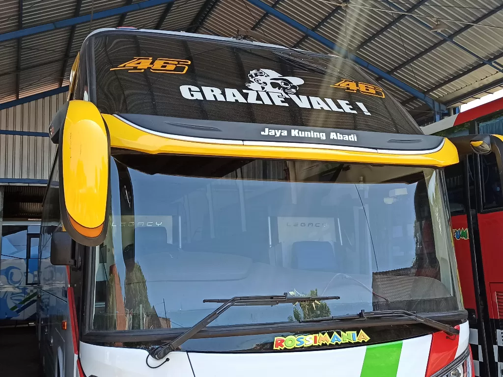 Bus livery Valentino Rossi di Ponorogo, Jawa Timur. (Pramita Kusumaningrum/IDZ Creators)