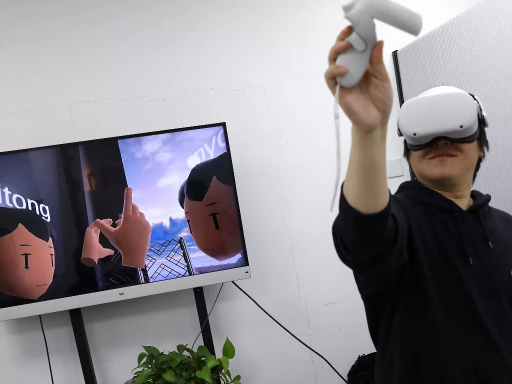 Ilustrasi metaverse, Pan Bohang, pendiri vHome, platform game sosial virtual reality (VR), mengenakan headset Oculus VR Meta. (REUTERS/Tingshu Wang)