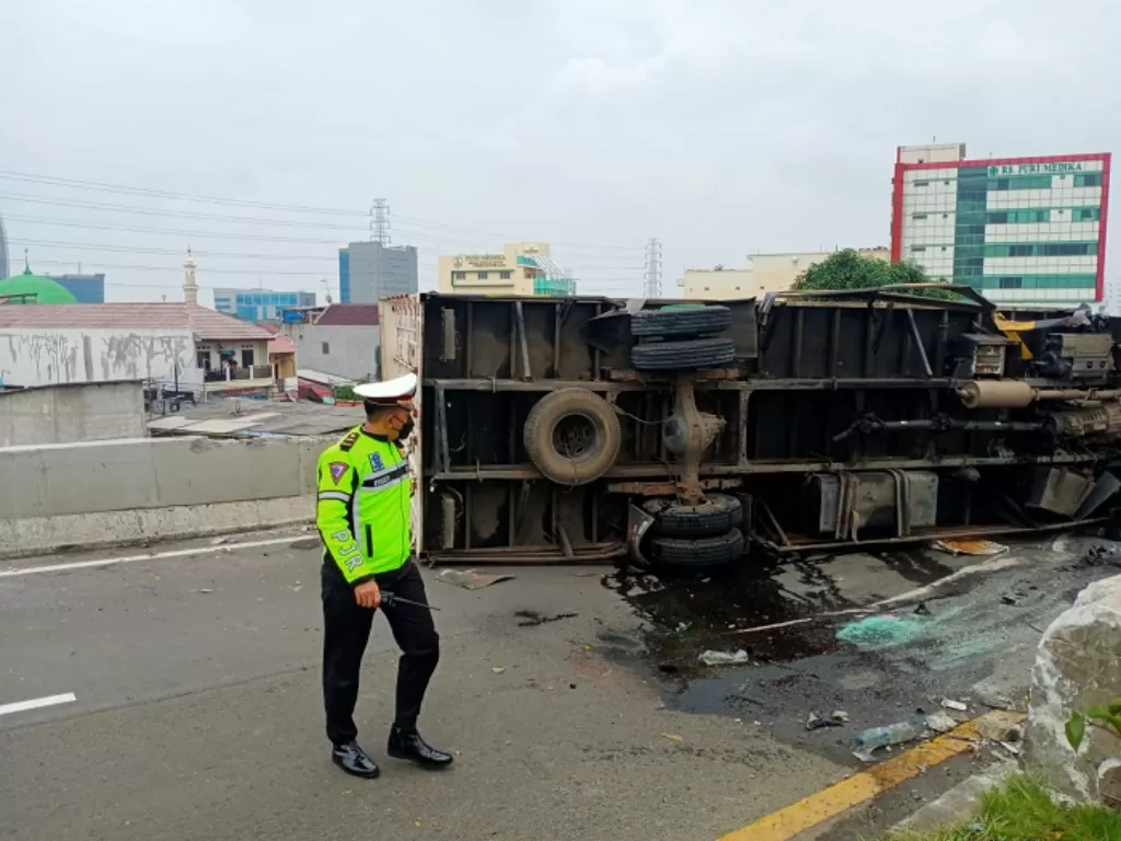 Penampakan kecelakaan truk di Tol Ancol, Jakarta Utara. (Dok PJR Ditlantas Polda Metro Jaya.)
