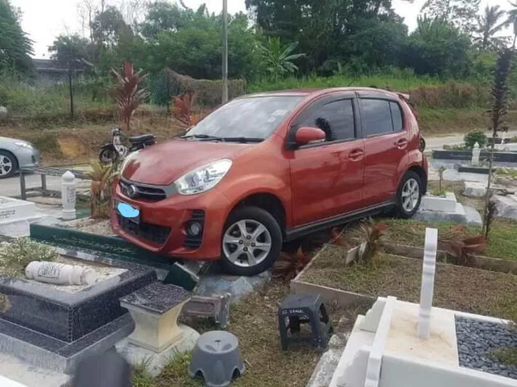 Mobil terparkir di kuburan. (Facebook/Negeri Sembilan Update)