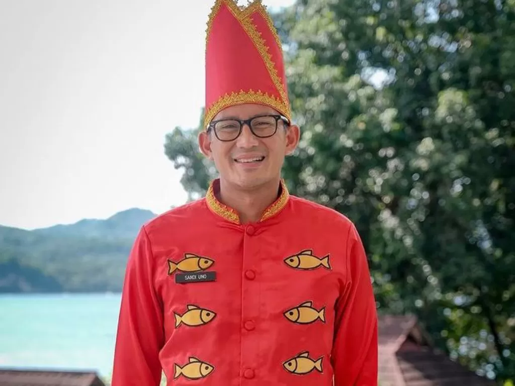 Menteri Pariwisata dan Ekonomi Kreatif Sandiaga Uno mengenakan pakaian adat khas Bitung. (Instagram @sandiuno)
