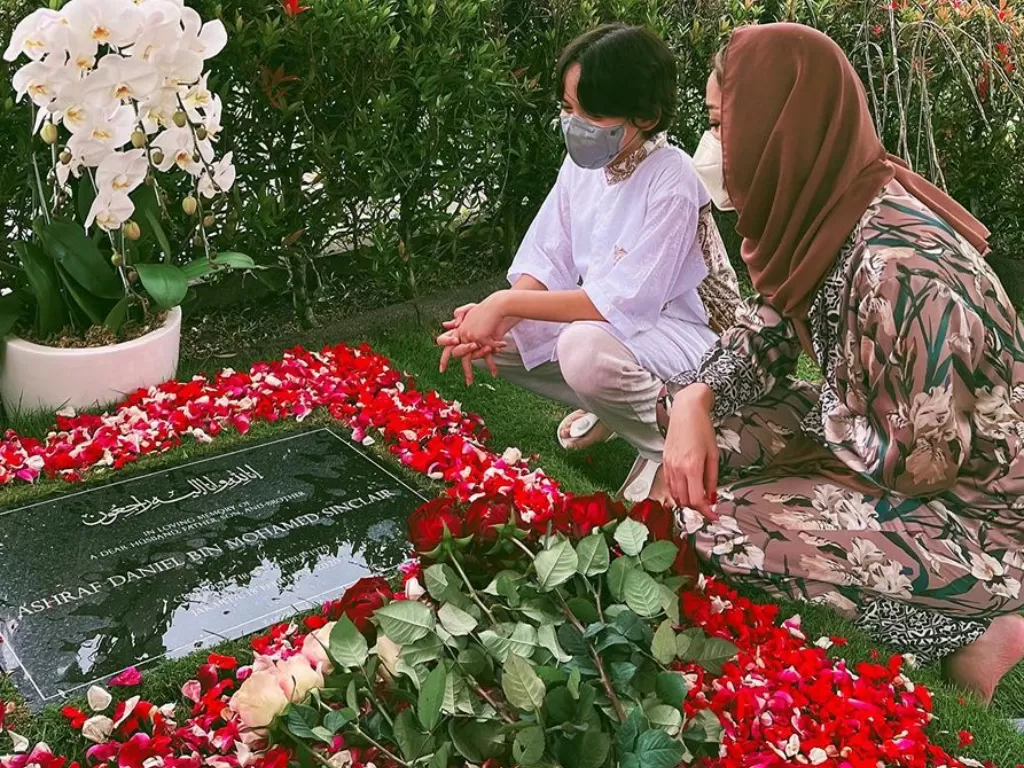 BCL dan anaknya, Noah ziarah ke makam Ashraf Sinclair (Instagram/@bclsinclair)