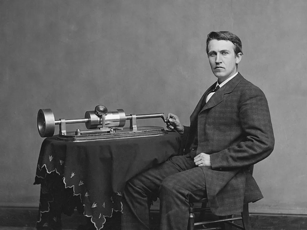 Thomas Alva Edison bersama fonograf temuannya (Istimewa)