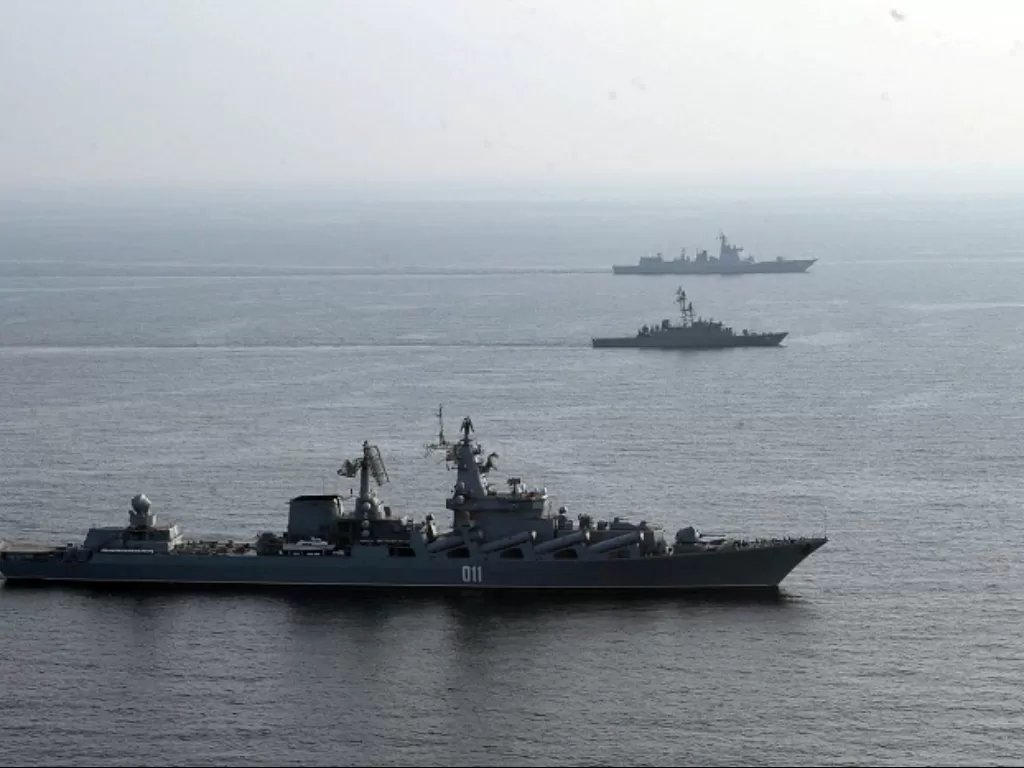 Kapal perang Rusia berjaga-jaga di Laut Hitam. (REUTERS/HO)