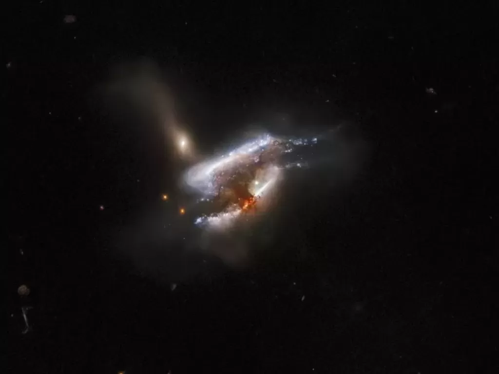Penampakan momen tiga galaksi bertabrakan di luar angkasa yang ditangkap melalui teleskop Hubble milik NASA baru-baru (Dok. NASA)