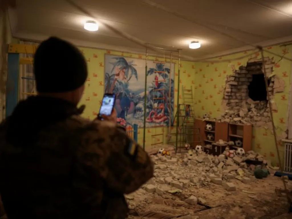 Ruangan kelas TK rusak akibat serangan di Luhansk, Ukraina. (REUTERS/Carlos Barria)