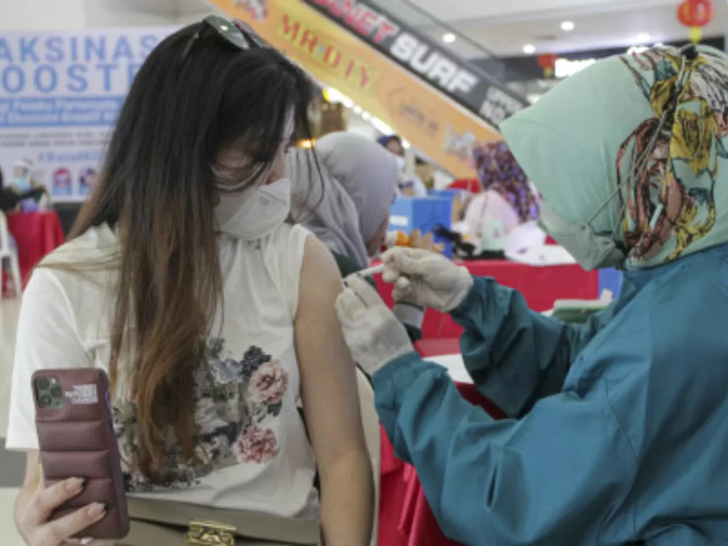 Petugas kesehatan menyuntikan vaksin COVID-19 dosis ketiga atau booster kepada seorang pelaku pariwisata di Batam, Kepulauan Riau ( ANTARA FOTO/Teguh Prihatna)