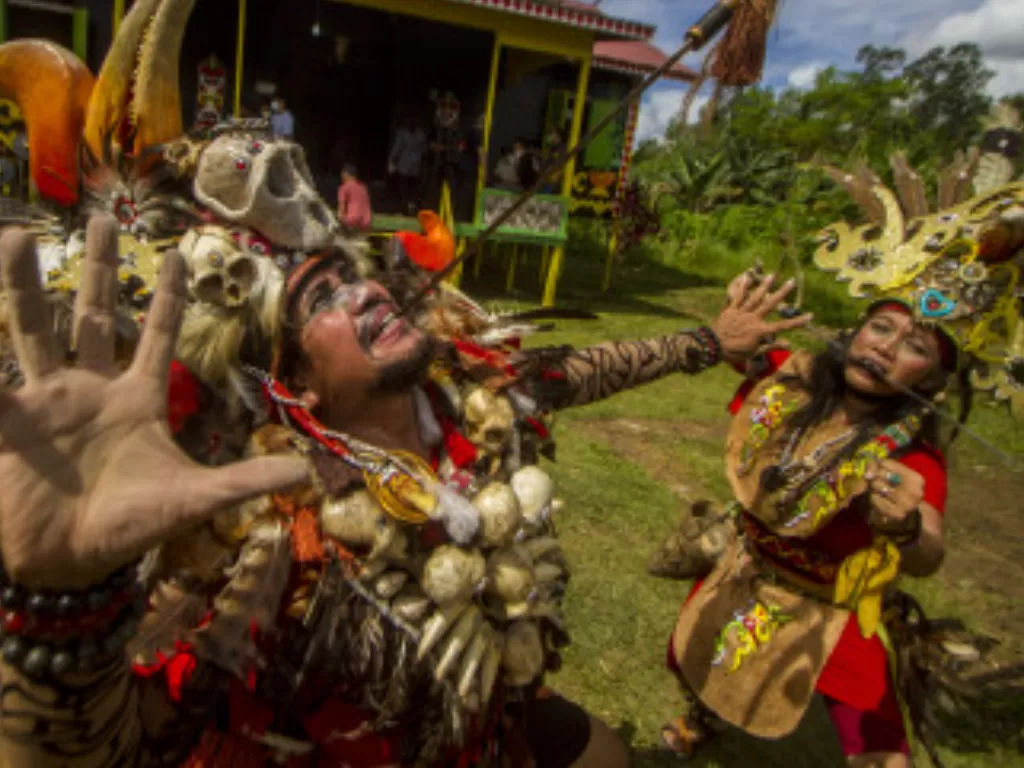 Warga suku Dayak melakukan atraksi menggigit mandau saat Festival Budaya Dayak Maanyan Warukin di Desa Warukin, Kabupaten Tabalong, Kalimantan Selatan, Sabtu (19/2/2022). (ANTARA/Bayu Pratama S)