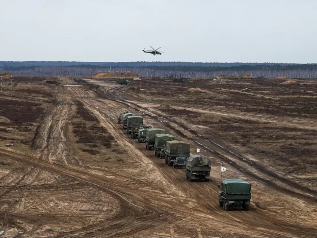 Pasukan Rusia berjaga-jaga di perbatasan mereka dengan Ukraina. (REUTERS/Vadim Yakubyonok))