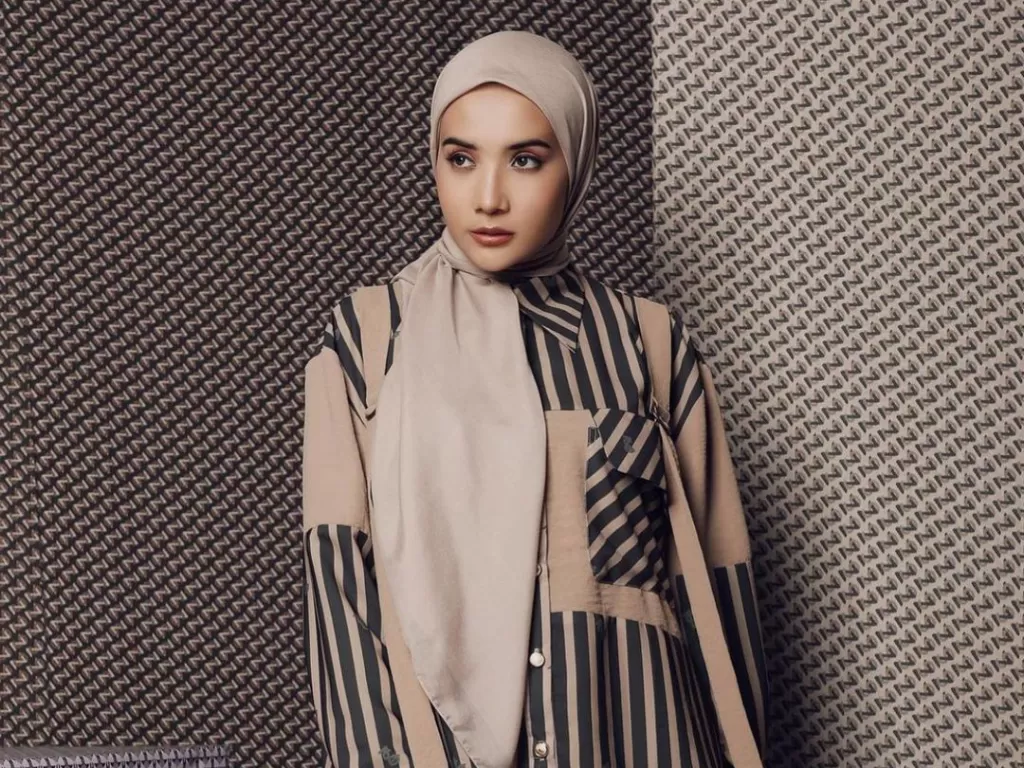 Zaskia Sungkar menjadi sorotan karena outfit yang dikenakannya saat pergi ke pasar tradisional. (Instagram/@zaskiasungkar15)