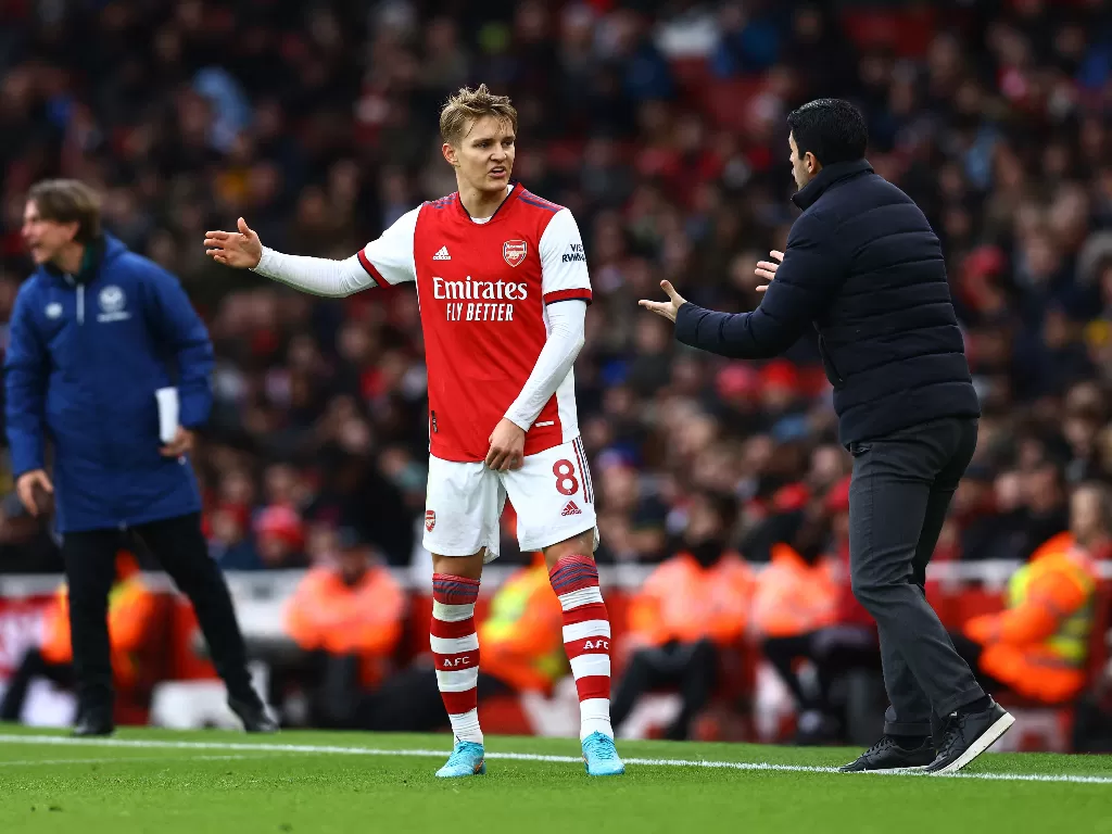 Martin Odegaard dan pelatih Arsenal, Mikel Arteta. (REUTERS/David Klein)