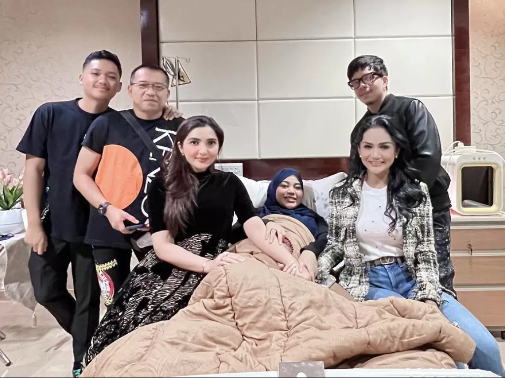 Anang Hermansyah dan keluarga. (Instagram/attahalilintar)