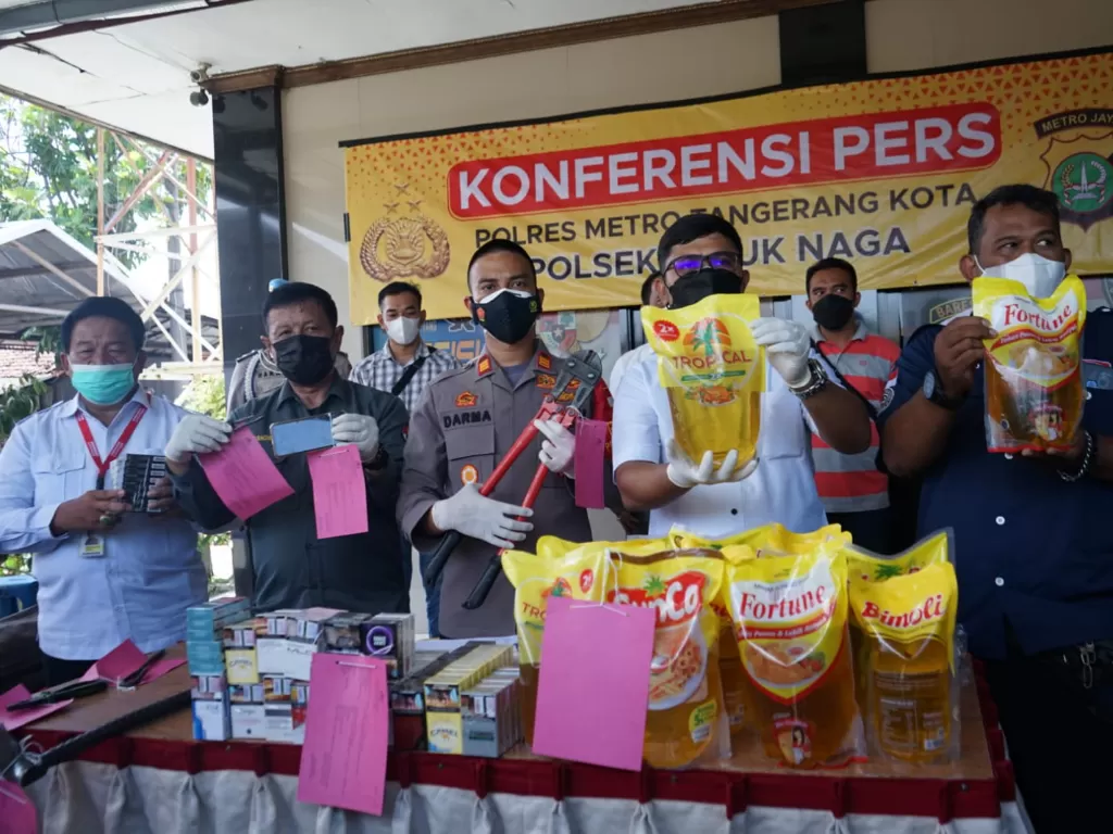 Sejumlah barang bukti yang diamankan dari pelaku pembobol minimarket di Tangerang, Selasa (22/2/2022). (Dok. Polsek Teluk Naga)