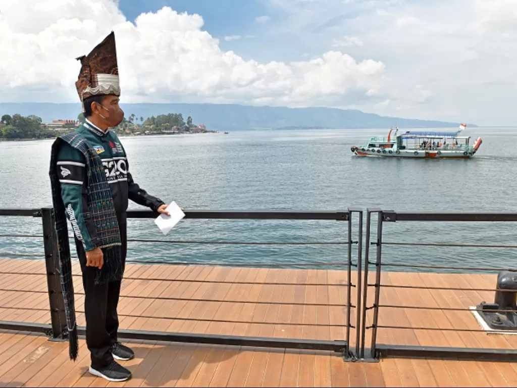 Presiden Jokowi meninjau sekaligus meresmikan penataan Kawasan Pantai Bebas Parapat di kawasan Danau Toba. (ANTARA FOTO/HO/BPMI Setpres)