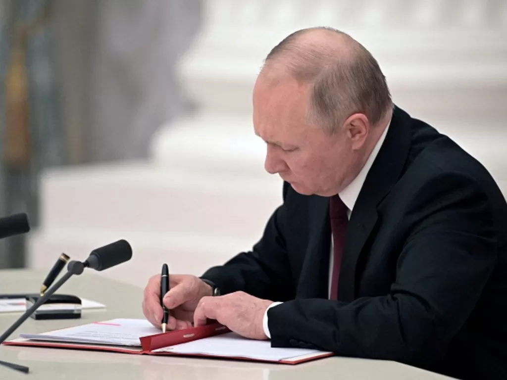 Presiden Rusia Vladimir Putin menandatangani dekret dua negara merdeka di Ukraina Timur. (REUTERS/Alexey Nikolsky)