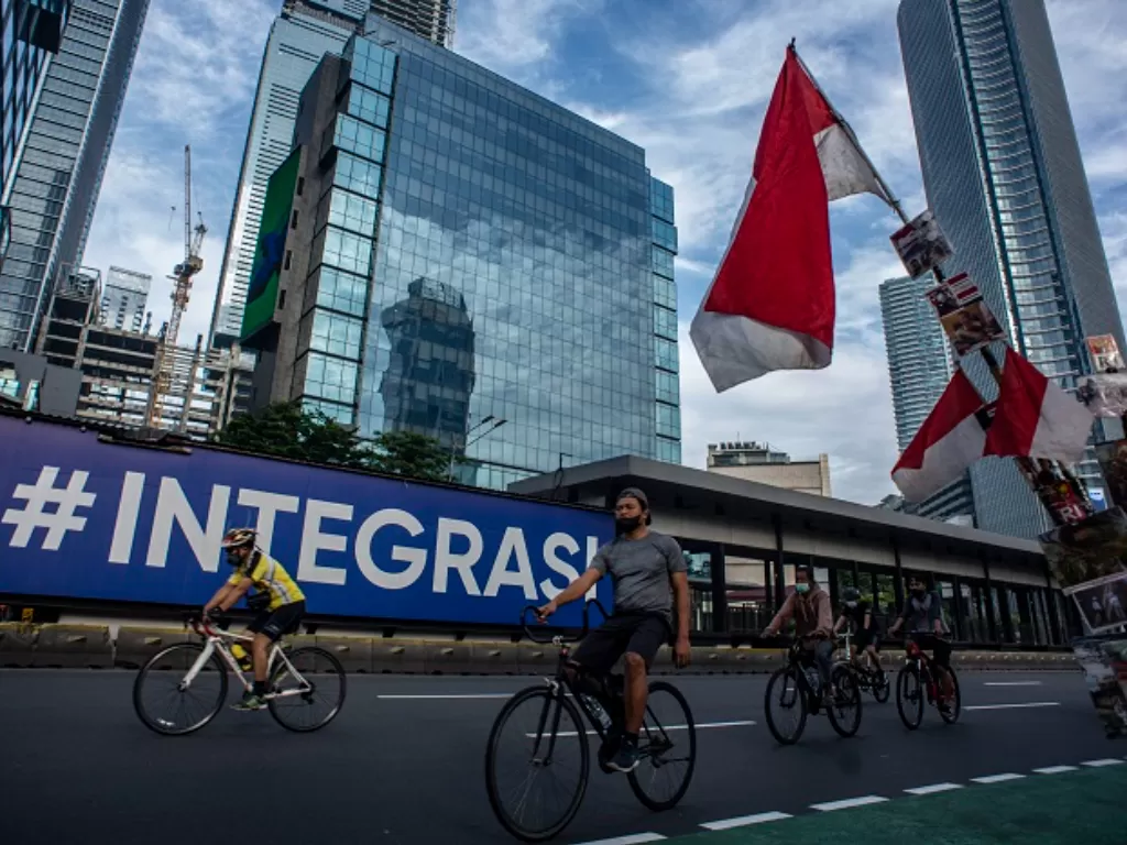 Sejumlah warga bersepeda di kawasan Jalan Jenderal Sudirman, Jakarta. (ANTARA FOTO/Aprillio Akbar)
