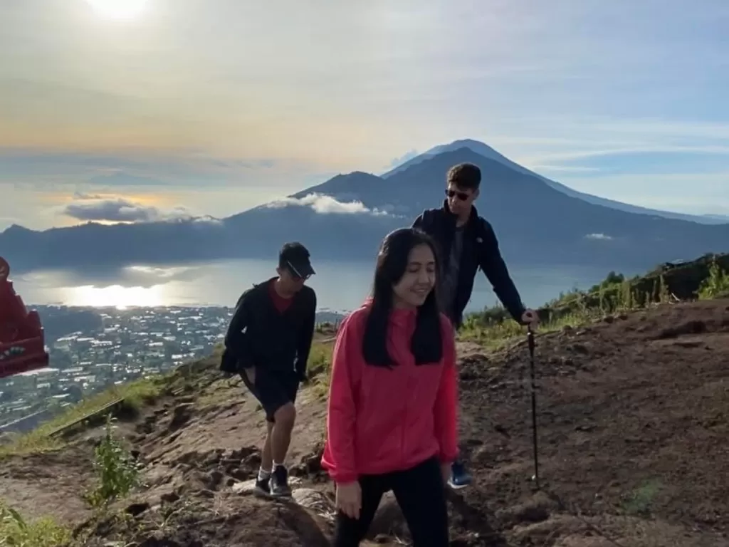 Hiking ke Mount Batur, Kintamani, Bali. (Dada Dabra Sathilla/IDZ Creators)