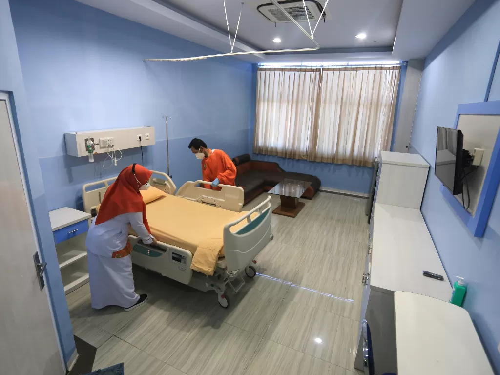 Tenaga kesehatan menyiapkan ruang isolasi COVID-19 di RSUD Indramayu, Jawa Barat, Selasa (22/2/2022). (ANTARA/Dedhez Anggara)