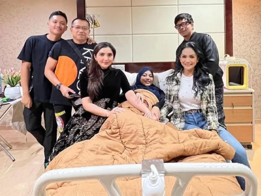 Anang Hermansyah bersama Ashanty, Krisdayanti dan Azriel saat temani Aurel yang akan melahirkan (Instagram/@ananghijau)