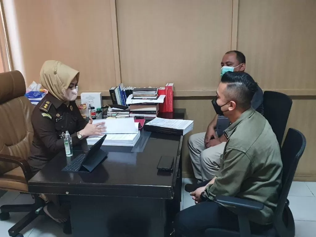 Tim Polda Sumut menyerahkan berkas kasus dugaan suntik vaksin kosong di Medan. (Ist)