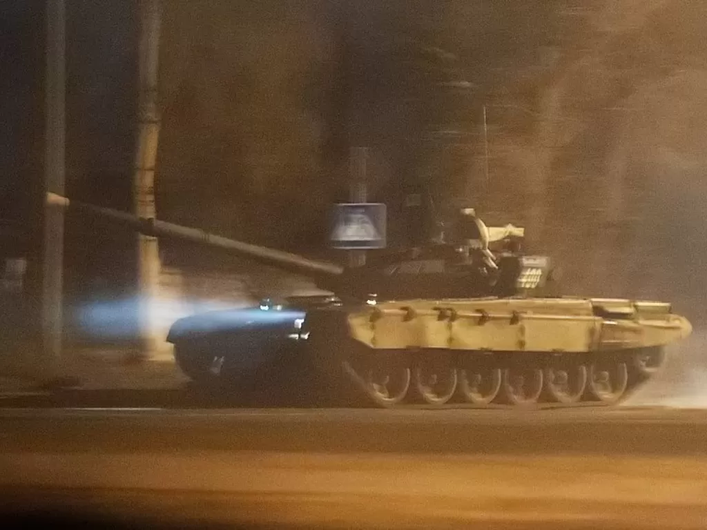 Tank dan kendaraan lapis baja dikerahkan di Ukraina Timur. (Foto/Reuters)