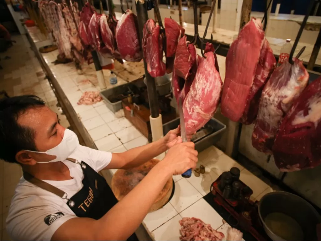Pedagang memotong daging di Pasar Kebayoran, Jakarta. (ANTARA FOTO/Rivan Awal Lingga)