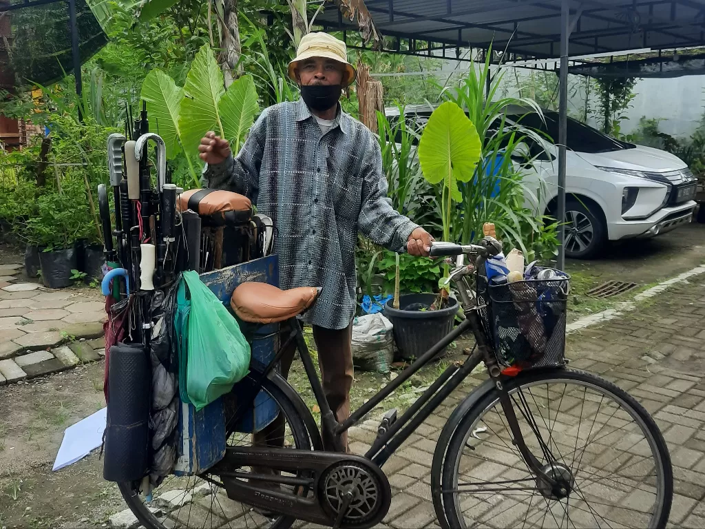 Manto, tukang servis payung dan sol sepatu di Solo (Fifta Angga Hidayat/IDZ Creators)