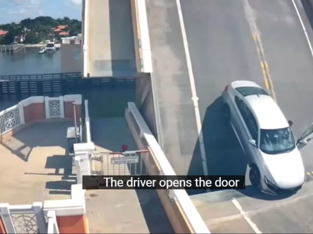 Pengemudi sedan berusaha untuk menyelamatkan diri tetapi tidak berhasil (YouTube)