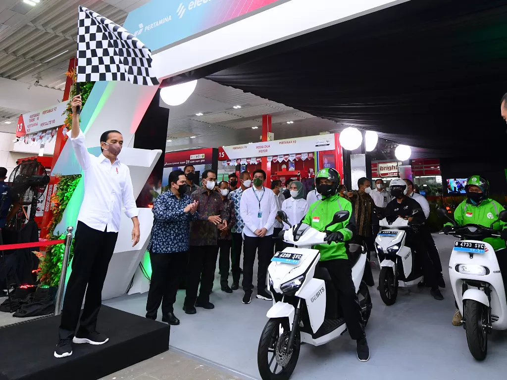 Presiden Joko Widodo (kiri) didampingi sejumlah menteri melepas pengendara yang menggunakan motor listrik saat menghadiri Peluncuran Kolaborasi Pengembangan Ekosistem Kendaraan Listrik di SPBU MT Haryono, Jakarta. (ANTARA/Setpres-Muchlis Jr)