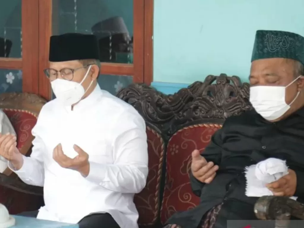   Wakil Ketua DPR RI Abdul Muhaimin Iskandar (kiri) saat mengunjungi Pondok Pesantren Miftahul Khoirot, Karawang, Jawa Barat, Selasa (22/2/2022). (ANTARA/HO-Humas DPR RI)