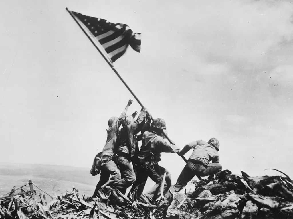 Pasukan Amerika Serikat berusaha menegakkan bendera di Iwo Jima. (Photo/Joe Rosentha/Wikipedia)