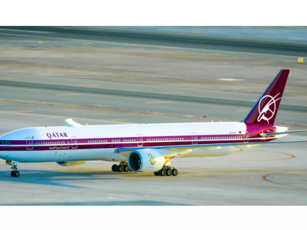 Pesawat Boeing 777-300 dicat dalam desain retro dari Qatar Airways. (ANTARA)