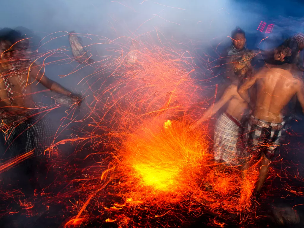 Tradisi perang api di Bali. (Rizal Fanany/IDZ Creators)