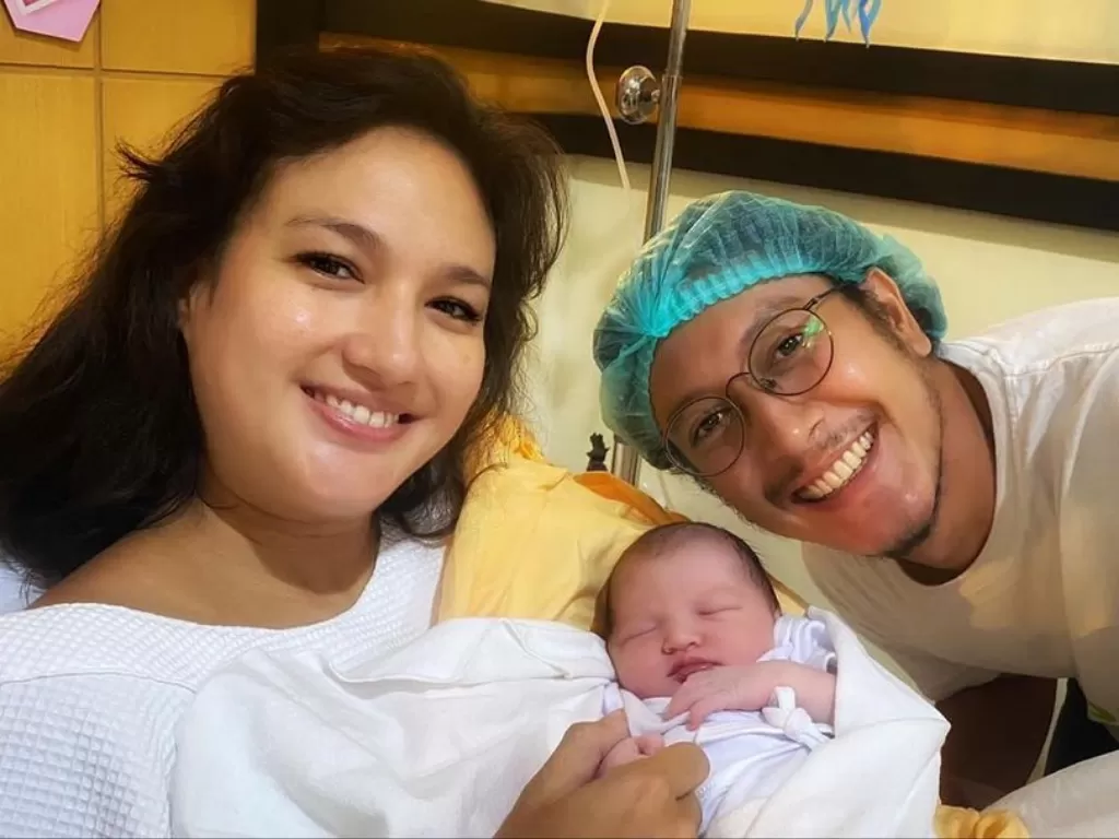 Dimas Anggara dan Nadine Chandrawinata dikaruniai anak pertama (Instagram/@dimsanggara)