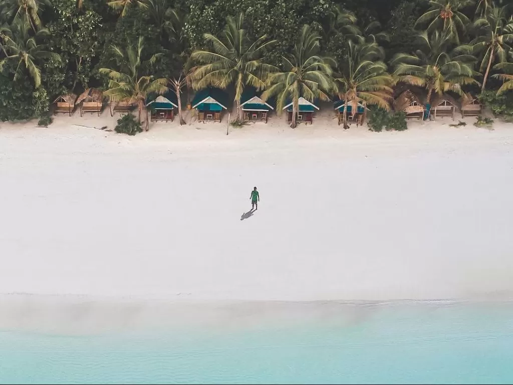 Pantai dengan pasir putih terhalus di dunia. (Azhar Jayazi Difinubun/IDZ Creators)