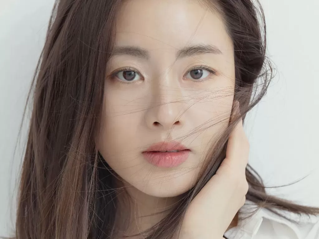 Potre cantik Kang Sora yang kini dapat tawaran Bintangi Drama 'Can We Be Strangers?'. (Instagram/reveramess_)