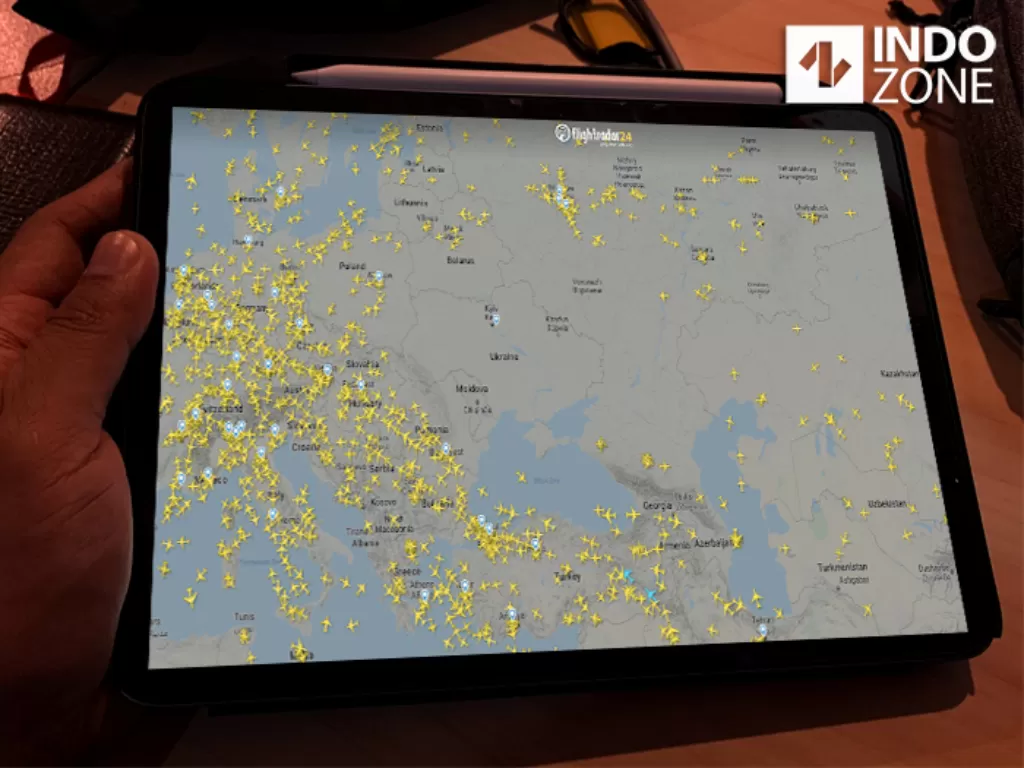 Aplikasi Flightradar24 (FR24) yang memperlihatkan wilayah udara Ukraina yang kosong. (INDOZONE/Fahmy Fotaleno)