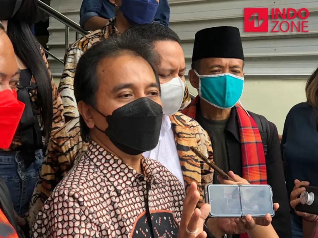  Roy Suryo saat menyambangi Mapolda Metro Jaya, Jakarta, Kamis (24/2/2022). (INDOZONE/Samsudhuha Wildansyah).