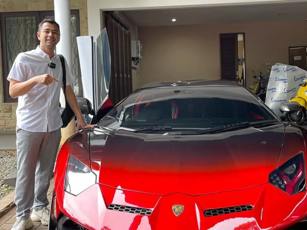 Raffi Ahmad menghadiahi asisten pribadinya mobil baru di hari ulang tahun. (Instagram/@raffinagita1717)