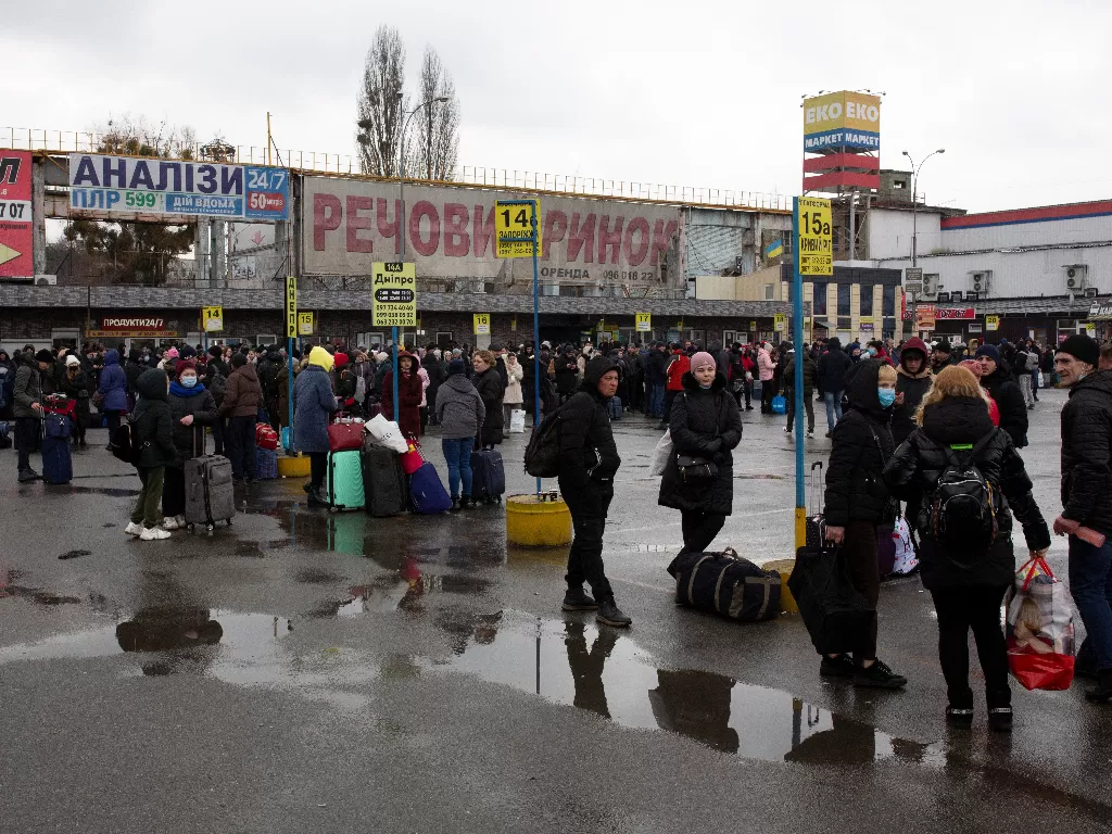 Orang-orang mulai berkumpul meninggalkan kota Kiev. (Foto/Reuters/Volodymyr Petrov)