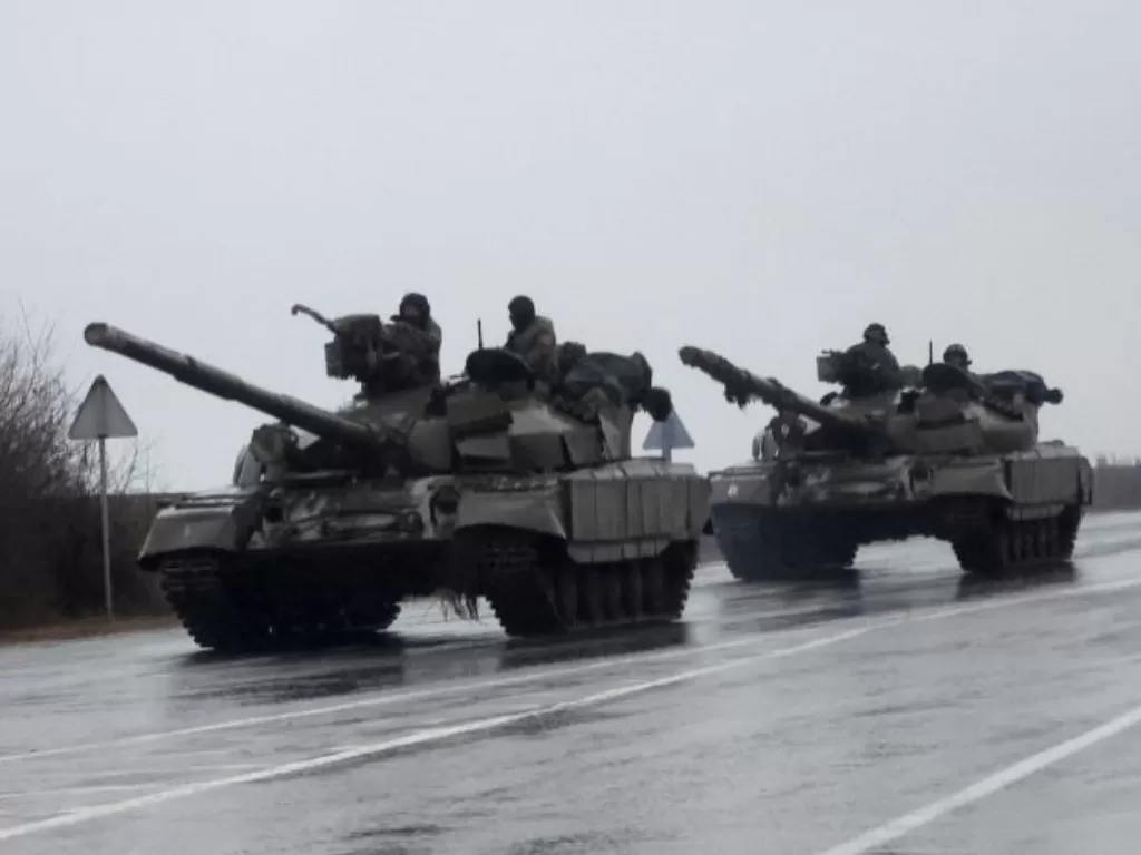 Tank Ukraina bergerak usai Presiden Rusia umumkan operasi militer. (REUTERS/Carlos Barria)