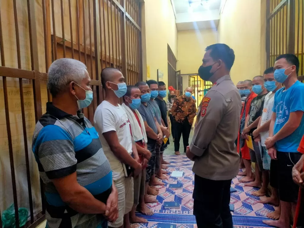 AKBP Josua Tampubolon saat berada di sel tahanan sementara di Polres Samosir. (Foto/Istimewa)